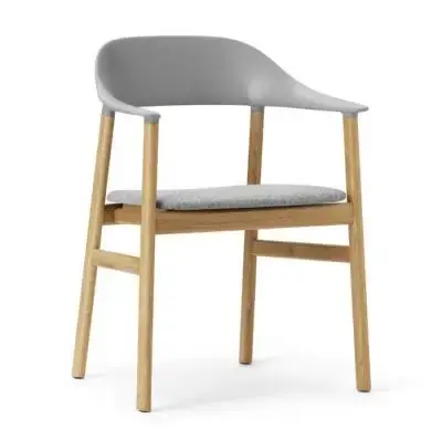 Szybka wysyłka Krzesło Herit Z Podłokietnikami Jasny Dąb Tapicerowane Szare Normann Copenhagen