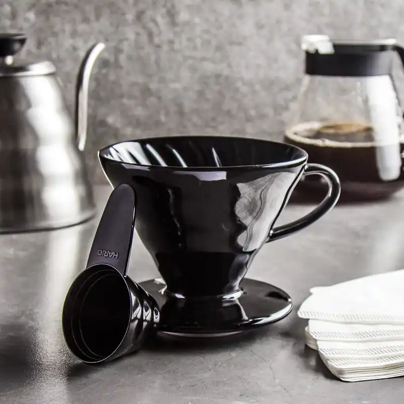 HARIO Dripper V60-02 Połysk czarny - dripper do kawy ceramiczny z miarką Szybka wysyłka
