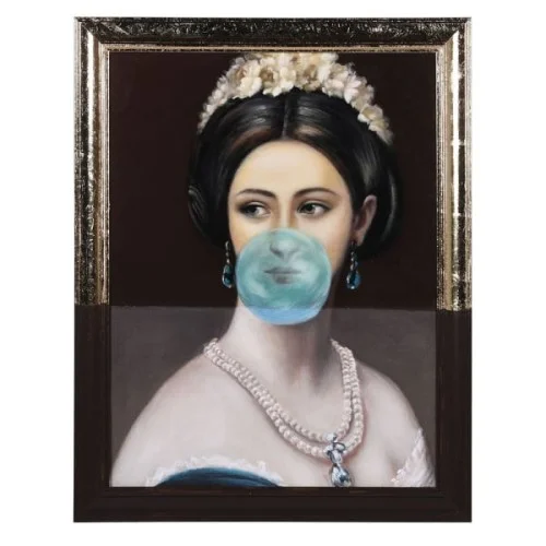 Obraz Bubble Gum 92x72 cm płótno złota i czarna rama kobieta z gumą balonową Dodaj do koszyka