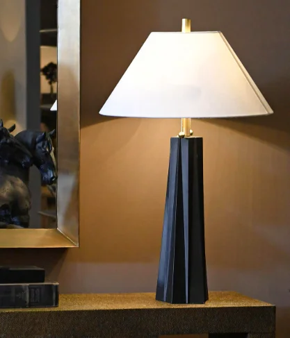 Ograniczona ilość Elegancka lampa stołowa Noble 79 cm –czarna podstawa, biały abażur